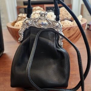 Brighton leather with silver kiss lock